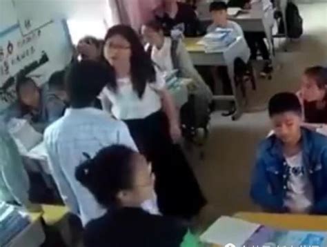 女生遭同学扇耳光视频