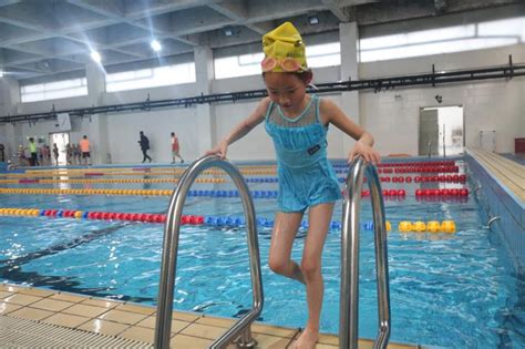 小女孩在泳池里面用游泳圈游泳高清图片下载-正版图片501655349-摄图网