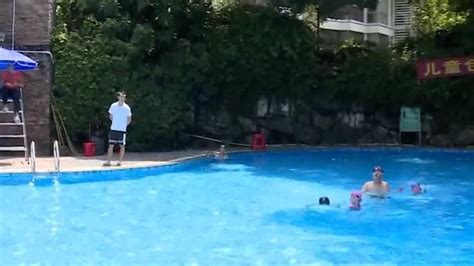 广州发生两起游泳池儿童溺水事件：一人溺亡，一人生还_凤凰网视频_凤凰网