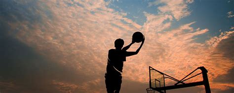 梦见和别人一起打篮球是什么意思 梦到和别人一起打篮球有什么预兆 - 万年历