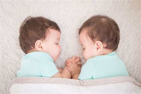 粉红色和蓝的漂亮双胞胎兄弟姐妹家庭保护蓝哥高清图片下载-正版图片307655130-摄图网