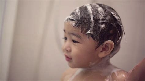 小男孩和妈妈一起洗澡视频素材_ID:VCG42N1066208824-VCG.COM