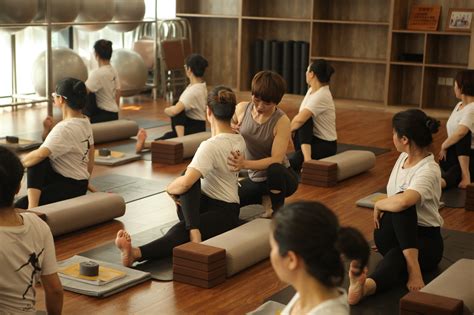 瑜伽培训学校：一套肩颈瑜伽动作教程，舒缓肌肉酸痛，减轻肩颈压力