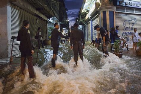 全国多地遭暴雨侵袭 20省受灾损失逾350亿-北京时间