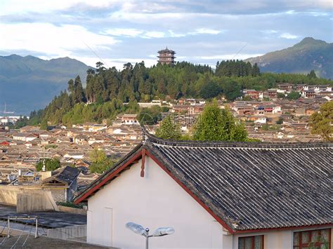 中国云南省里江游客字典语言灯笼咖啡店风景少数民族村庄历史旅行高清图片下载-正版图片320369957-摄图网