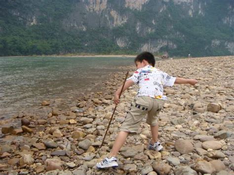 农村小孩去河边钓鱼，静坐数小时看似嬉闹，收杆时却收获满满！