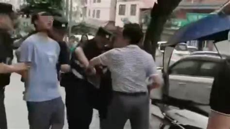 现场视频：男子当街持刀伤人 攻击警察_凤凰网视频_凤凰网