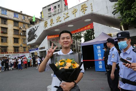 【吉镜头】2020年高考落下帷幕 家长用鲜花和拥抱迎接考生-中国吉林网