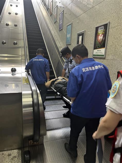 六旬婆婆突然晕倒，地铁站警务人员一直护送到医院--湖北省公安厅