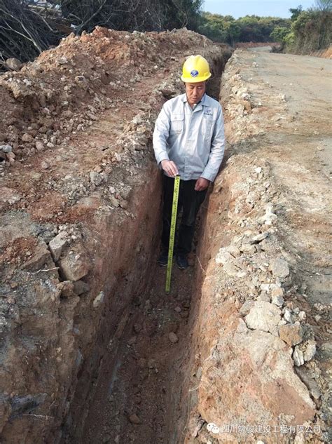挖土机在私人区域挖沟铺设房屋的电缆高清图片下载-正版图片506160688-摄图网