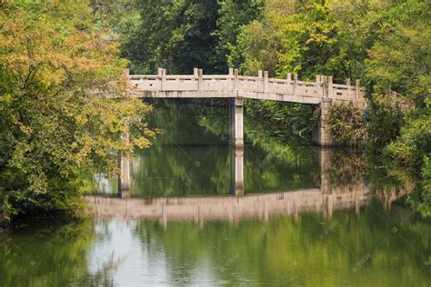 湖面上的小桥下午桥湖边无摄影图配图高清摄影大图-千库网