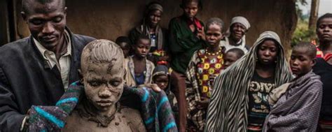 摄影记者记录下了非洲部落四位少女接受割礼的全过程|界面新闻 · 歪楼