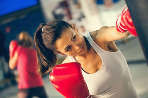 女子拳击运动员的训练图片-迷人的女子用拳击手套打包素材-高清图片-摄影照片-寻图免费打包下载