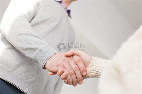 女人男人握手高清图片下载-正版图片300684716-摄图网