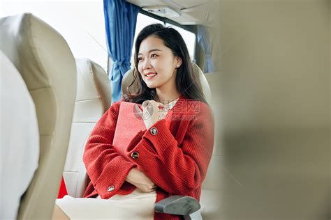 乘坐大巴提着礼物回家的女性高清图片下载-正版图片507606764-摄图网