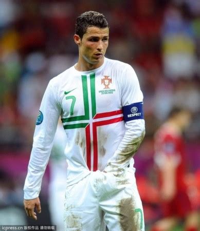 6年前今天首夺欧洲杯，葡萄牙队官推晒C罗场边指挥图__财经头条