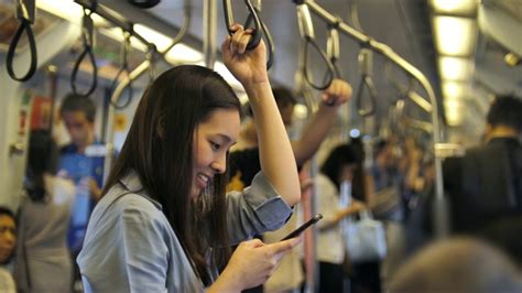 女商人在地铁上使用智能手机。—高清视频下载、购买_视觉中国视频素材中心