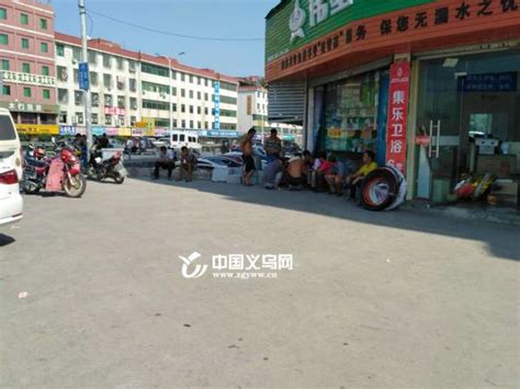 义乌青口圆盘红绿灯处化身“临时劳务市场”-马路,安全隐患-义乌新闻