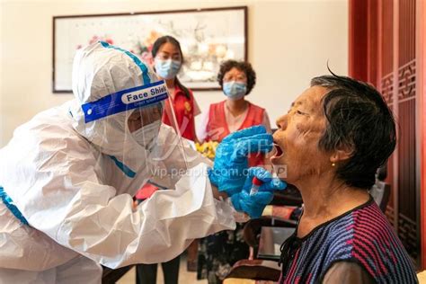 江苏海安：志愿者上门核酸检测采样-人民图片网