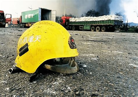 天津爆炸现场附近 消防车被炸毁——人民政协网