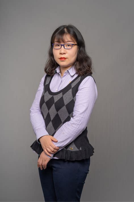 她是百家讲坛最年轻的讲师，被称为网红教授，如今44岁仍未成家
