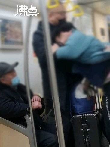 老人强拉女子让座，女子大喊“不要碰我”？上海地铁回应……