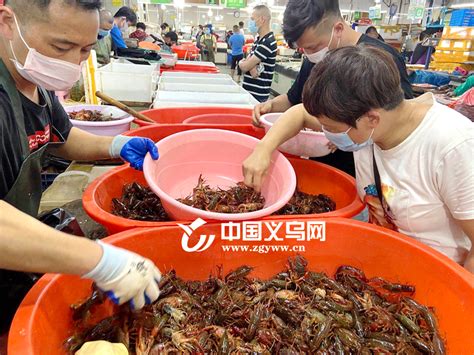 中国最大小龙虾市场 商贩一天卖两万斤虾月赚数百万_新浪图片