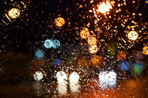 雨点落在窗户上。散夜城.高清摄影大图-千库网