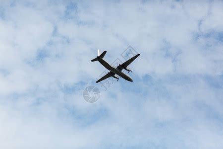 飞机头顶飞过飞机降落高清摄影大图-千库网