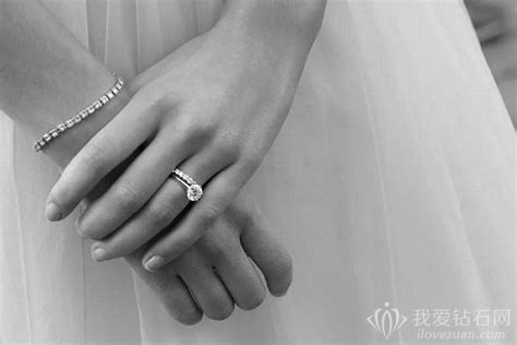 女生戒指的戴法图解 女生戒指戴法左右手含义 – 我爱钻石网官网