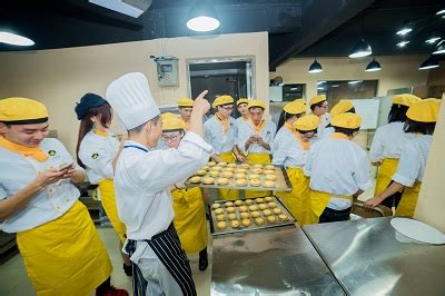 蛋糕师培训班多少学费_学烘焙_陕西新东方烹饪学校