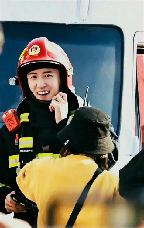 《他从火光中走来》最新路透，黄景瑜消防员造型帅气迷人，堪称制服天花板