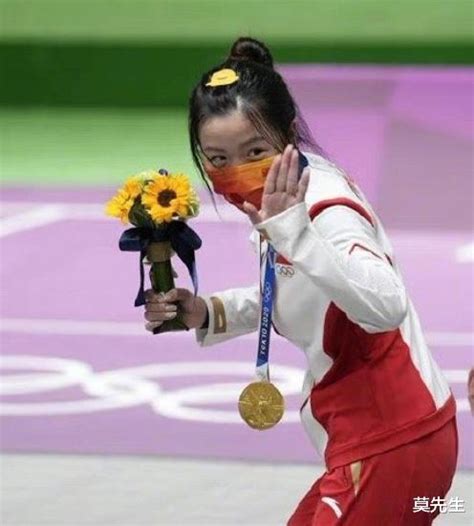 00后杨倩夺奥运首金，曾因母亲重病险些放弃，男星杨洋对她比心_东方体育