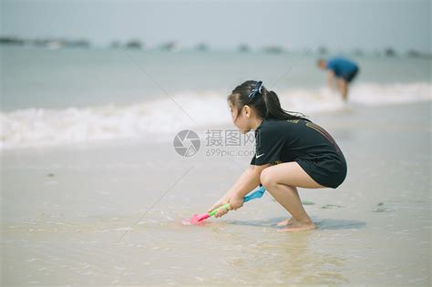 海边女孩摄影图高清摄影大图-千库网