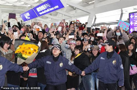 龚俊一身印花套装到达韩国，机场也有很多粉丝接机……__财经头条