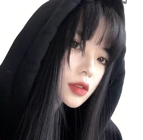白底温柔的女生头像