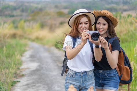 旅游女客用摄像头拍照片高清图片下载-正版图片307069332-摄图网