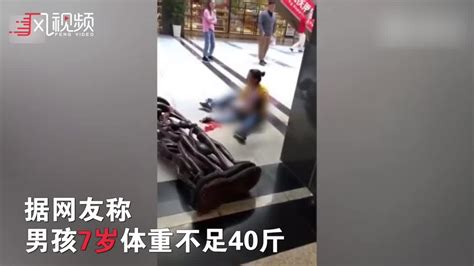 7岁男孩商场内攀爬木雕被压当场死亡 家人现场嚎啕大哭_凤凰网视频_凤凰网