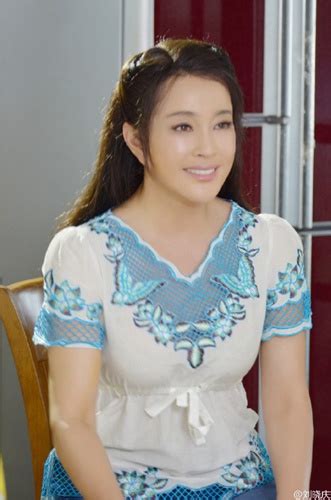 刘晓庆一袭银色开叉裙亮相，大胆地玩了把妩媚风_女人_环球网