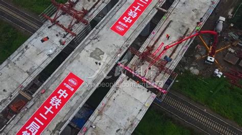 天津：跨津蓟铁路连续梁顺利合龙-人民图片网