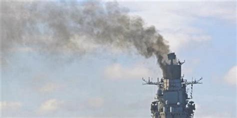 俄唯一航母起火浓烟滚滚，最新现场照片曝光，六百平方米惨遭波及_腾讯视频