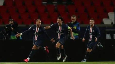 巴黎圣日耳曼足球队夺得法国杯冠军，赛后大巴黎的球员们一起庆祝