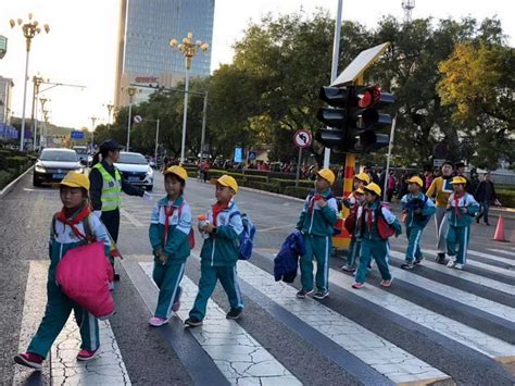 蓝粉色红绿灯交警指挥儿童过马路场景插画手绘宣传中文海报 - 模板 - Canva可画