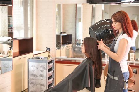 女理发师在沙龙与客户一起工作高清图片下载-正版图片503725160-摄图网