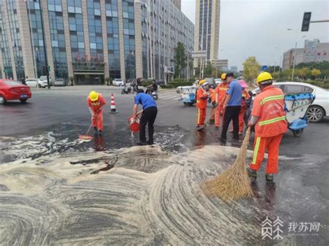 机油泄漏污染路面 南京江北执法部门及时清理保通行_我苏网