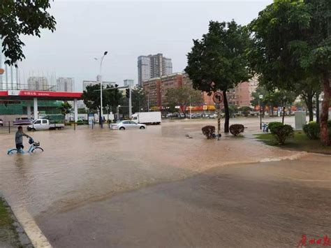 珠海暴雨预警升级为红色，公交全线停运、学校停课