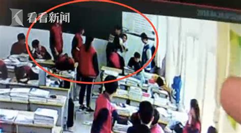 濮阳一男生教室内遭同班女生殴打 打人者面带笑容竖大拇指_大豫网_腾讯网