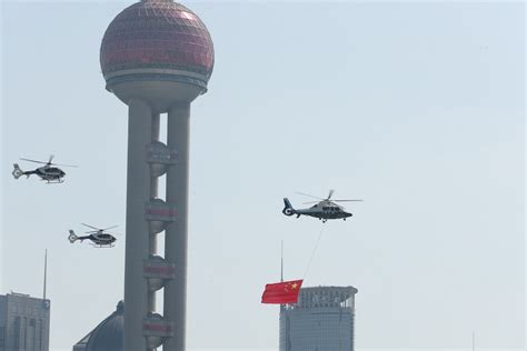 喜迎国庆 上海公安警航直升机挂国旗巡飞|直升机|上海市|公安_新浪科技_新浪网