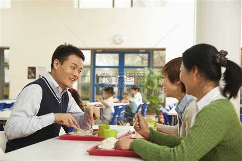 老师们在学校食堂吃午饭高清图片下载-正版图片504785917-摄图网