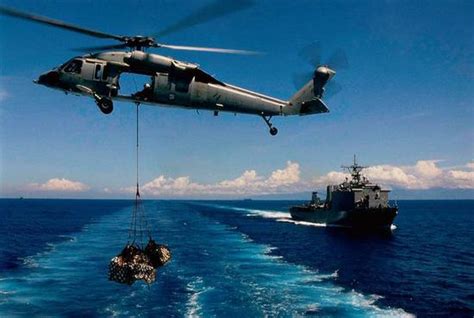 美军“超级种马”直升机吊运悍马同时还能空中加油 - 中国军网